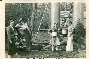 Старая фотография с водяной скважиной.